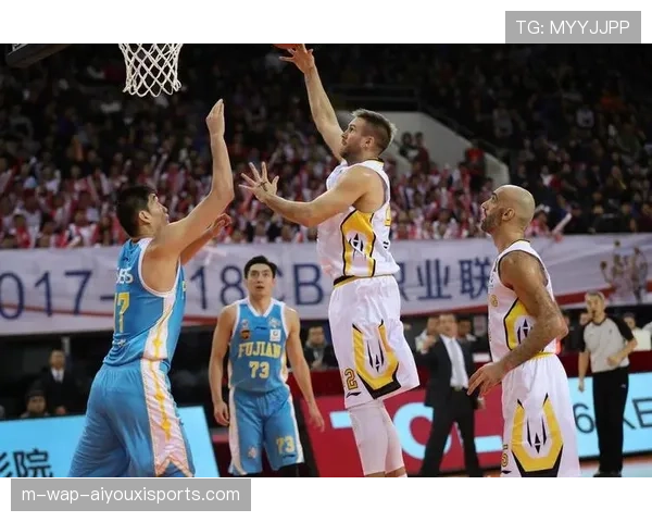 北控豪斯突破分球，外线射手把握空位投篮机会